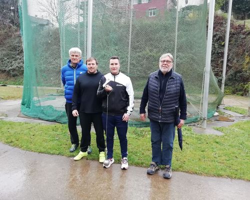 „Bundestrainer Hammerwurf“ Joachim Lipske schult Heimtrainer in Langenbrand